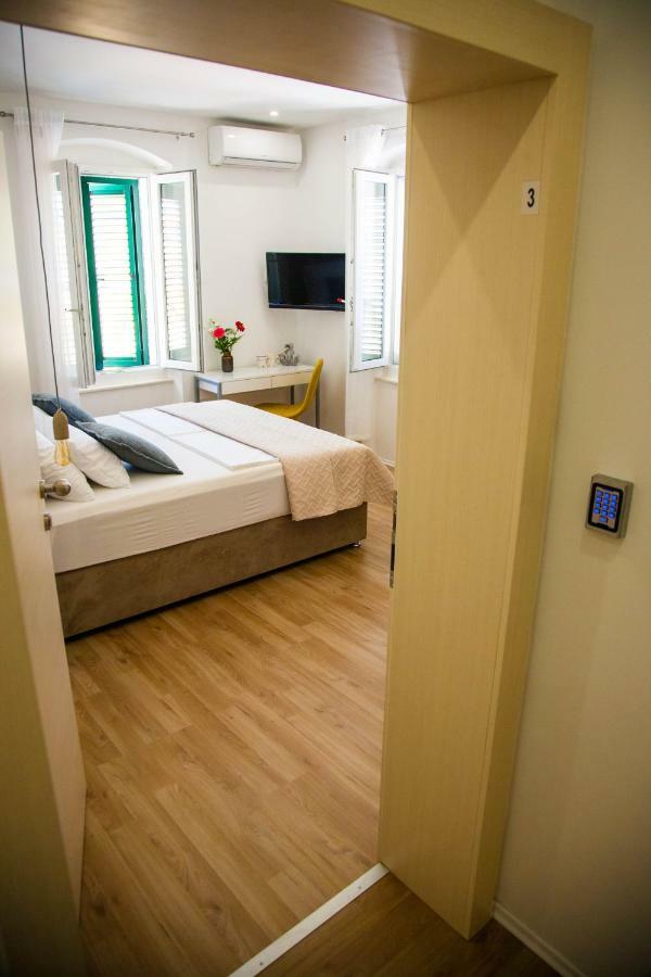 Soukki Town Centre Suites 1 Σπλιτ Εξωτερικό φωτογραφία