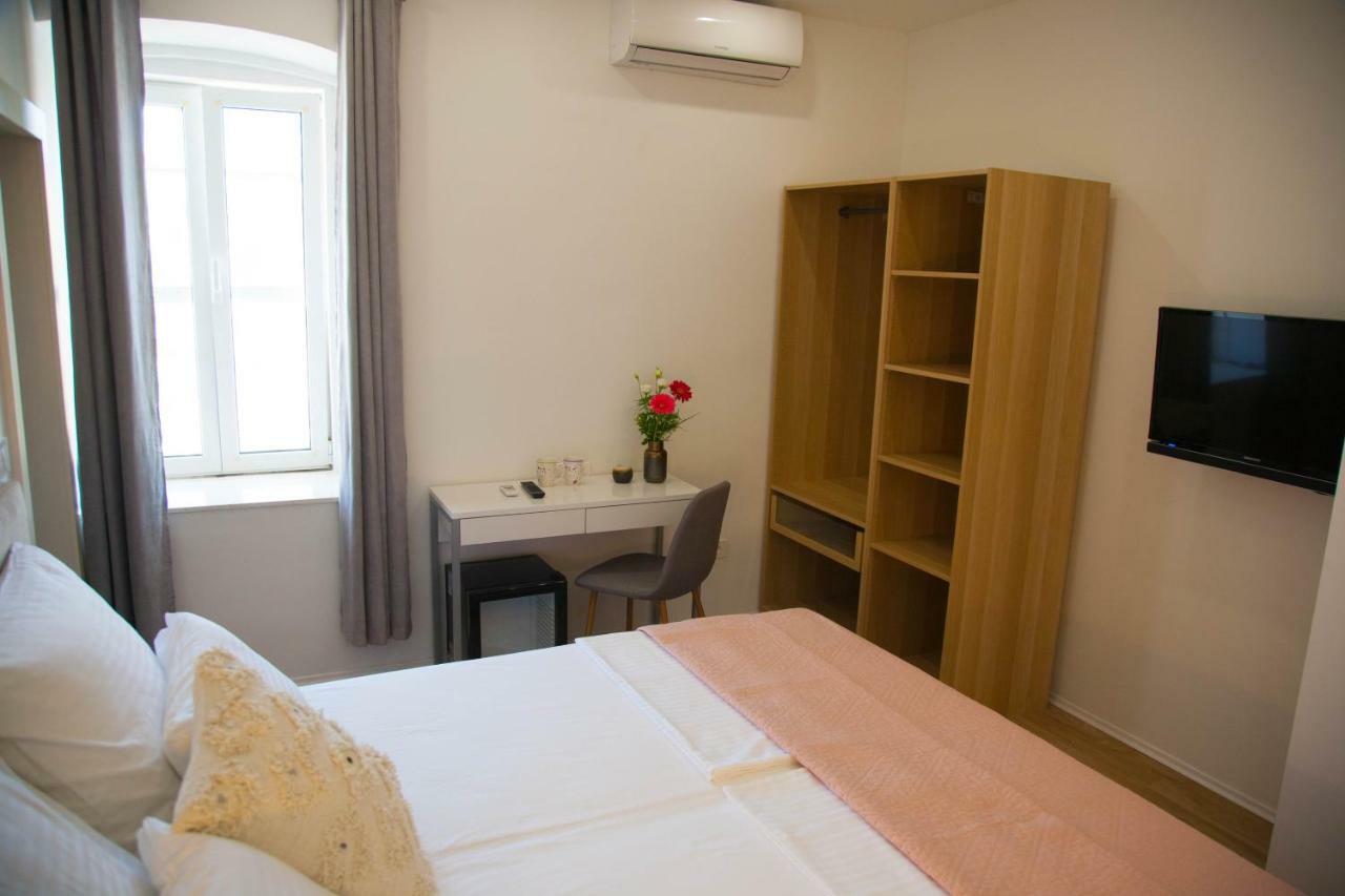 Soukki Town Centre Suites 1 Σπλιτ Εξωτερικό φωτογραφία